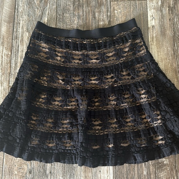 MAX STUDIO BEAUTIFUL LACE SKIRT, SIZE MEDIUM - Picture 2 of 6
